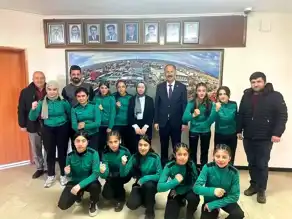 Arpaçaylı Futsal Şampiyonları Başkan Elma'yı Ziyaret Etti