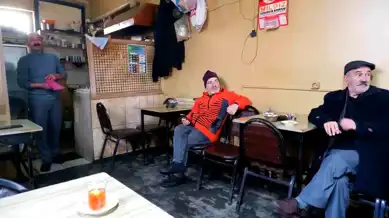 Erzurumlu Çaycı Dua ile İkram Ediyor