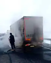 Erzincan'da Tır Dorsesi Yanması Trafiği Kesti