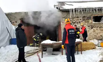 Erzurum'da Ahırda Yangın: 85 Büyükbaş Hayvan Kurtarıldı!