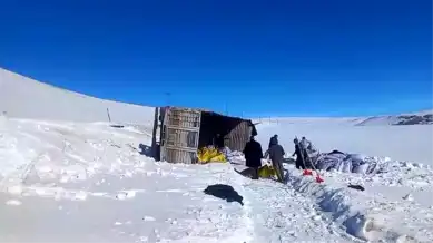 Erzurum'da Yem Yüklü Kamyon Devrildi, Sürücü Kurtuldu