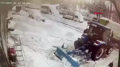 Erzurum'da Kar Kütlesi Tehlikesi: Lastikçi Yara Alarak Kurtuldu