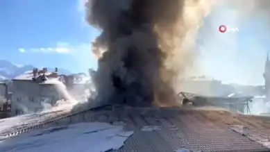 Erzurum'da Tarihi Bina Yanıyor!