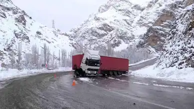 Doğu Anadolu'da Buzlanma Nedeniyle Tır Kazası