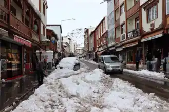 Doğu Anadolu'da Yoğun Kar Yağışı Ulaşımı Felç Etti