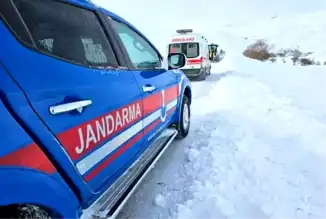Hınıs'ta Deprem: Jandarma Aileye Yardım Eli Uzatıyor