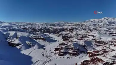 Kırmızı Peri Bacaları Kışın Beyaza Büründü