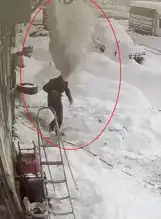 Çatıdan Düşen Kar Kütlesi İşçiyi Vurdu!