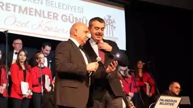 Bakan, Öğretmenler Günü'nde Konserde Şarkı Söyledi