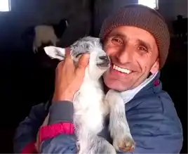 Erzurumlu Çoban, Yeni Doğan Kuzusuyla Sohbet Etti
