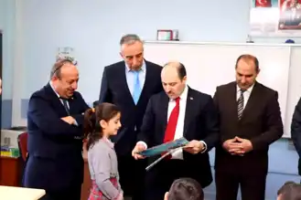 Oltu'da Karne Sevinci: Öğrencilere Kitap ve Oyuncak Hediyesi