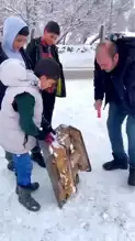 Polisler Bozuk Kızağı Tamir Etti, Çocukları Sevindirdi!