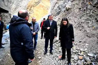 Uzundere'de Kaya Kaymaları Önlendi