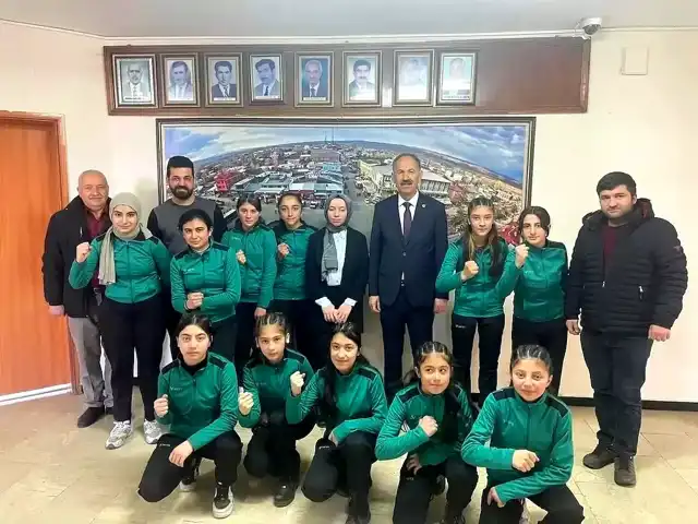 Arpaçaylı Futsal Şampiyonları Başkan Elma'yı Ziyaret Etti