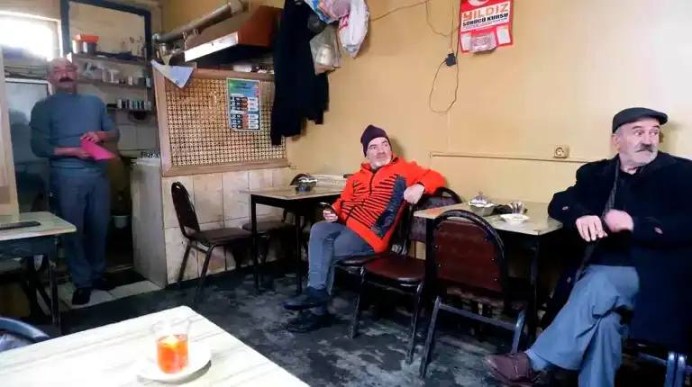 Erzurumlu Çaycı Dua ile İkram Ediyor