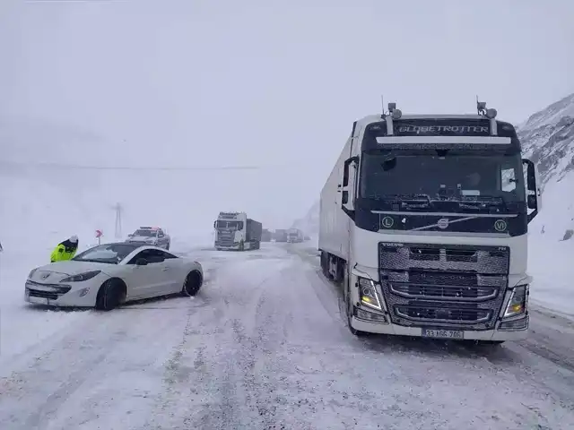 Erzurum'da 143 Kişi Kar Kıyametinde Mahsur Kaldı!