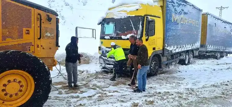Erzurum'da Jandarma Kar Kıyametinde Vatandaşları Kurtardı