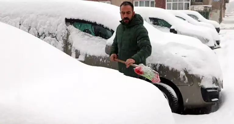 Doğu Anadolu'da Yoğun Kar Yağışı: Okullar Tatil!
