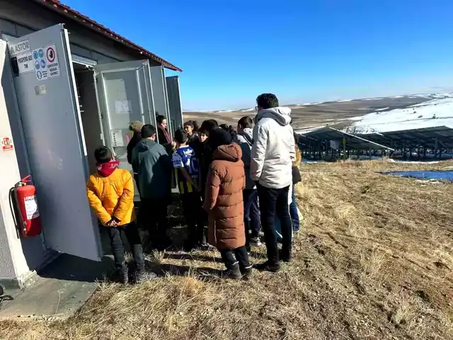 Hınıs Öğrencileri Güneş Enerjisini Yerinde Öğrendi