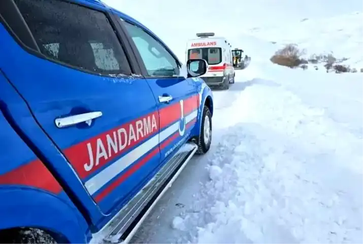 Hınıs'ta Deprem: Jandarma Aileye Yardım Eli Uzatıyor