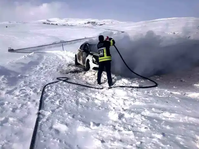 Horasan'da Otomobilde Yangın: Araç Küle Döndü