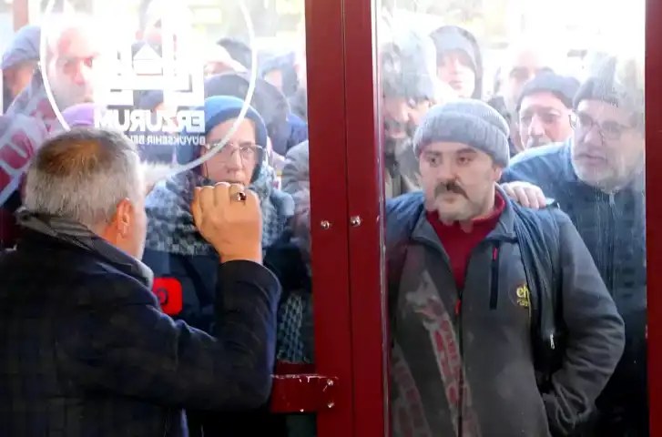 Erzurum'da Belediye Marketinde İzdiham!
