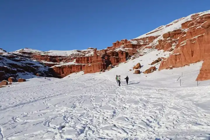 Narman'ın Karlı Peri Bacaları Büyülü Bir Manzara Sunuyor