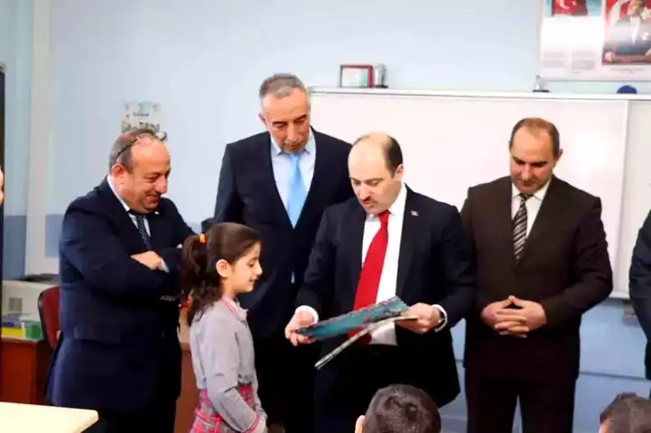 Oltu'da Karne Sevinci: Öğrencilere Kitap ve Oyuncak Hediyesi