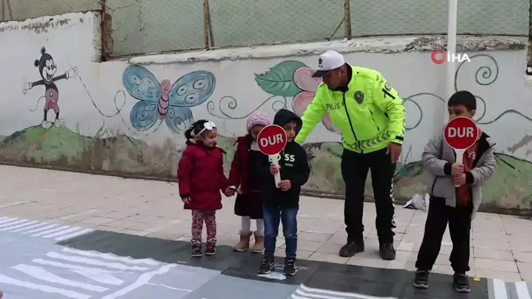 Minik Sürücüler Trafikte Eğleniyor!