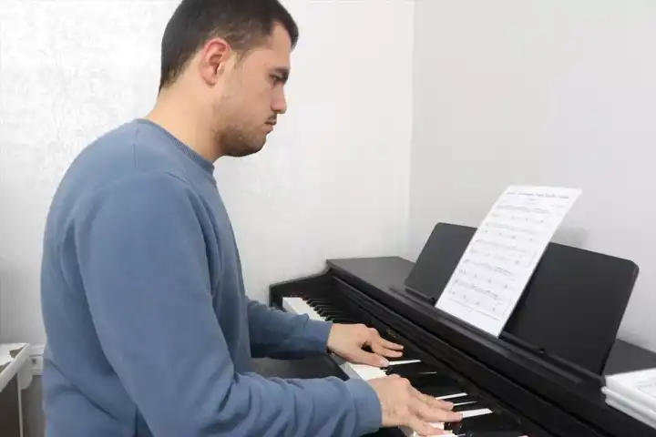 Otizmli Genç, Müzik ve Matematikte Parlıyor!