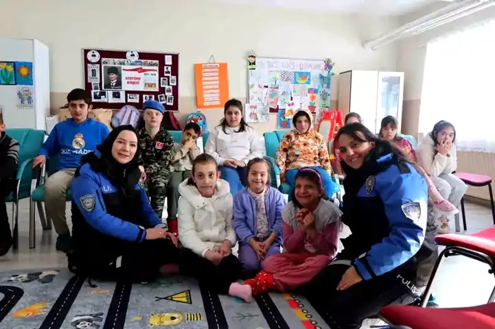 Polisler Özel Eğitim Öğrencilerini Ziyaret Etti