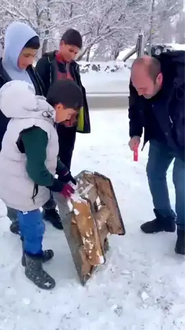 Polisler Bozuk Kızağı Tamir Etti, Çocukları Sevindirdi!