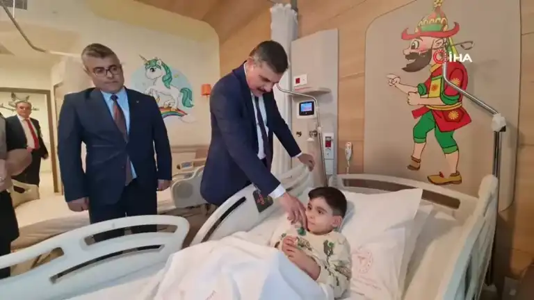 Vali'nin Minik Hastalara Moral Ziyareti